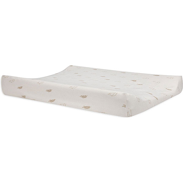 Hoe leuk is deze aankleedkussenhoes met Nijntje printje? Een schattige jersey hoes in de kleur wit met Nijntjes bedrukt in de kleur beige. Deze hoes past precies om het aankleedkussen met de afmeting van 50 x 70 cm. Een aankleedkussen is de meest praktische basic in de babyuitzet. De stof is zacht en rekbaar. Het elastiek in de randen zorgt ervoor dat de hoes goed om het kussen blijft zitten. Met deze print ziet het er ook nog eens mooi uit.