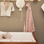 Hoe leuk is deze aankleedkussenhoes met Nijntje printje? Een schattige jersey hoes in de kleur crème met Nijntjes bedrukt in de kleur olijfgroen. Deze hoes past precies om het aankleedkussen met de afmeting van 50 x 70 cm. Een aankleedkussen is de meest praktische basic in de babyuitzet. De stof is zacht en rekbaar. Het elastiek in de randen zorgt ervoor dat de hoes goed om het kussen blijft zitten. Met deze print ziet het er ook nog eens mooi uit.