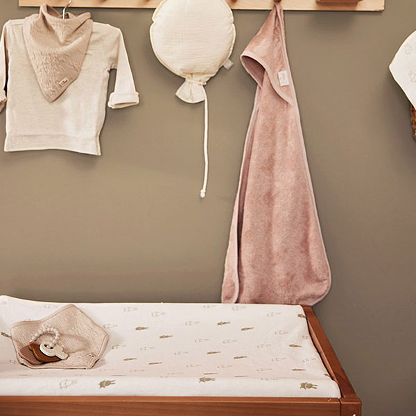 Hoe leuk is deze aankleedkussenhoes met Nijntje printje? Een schattige jersey hoes in de kleur crème met Nijntjes bedrukt in de kleur olijfgroen. Deze hoes past precies om het aankleedkussen met de afmeting van 50 x 70 cm. Een aankleedkussen is de meest praktische basic in de babyuitzet. De stof is zacht en rekbaar. Het elastiek in de randen zorgt ervoor dat de hoes goed om het kussen blijft zitten. Met deze print ziet het er ook nog eens mooi uit.