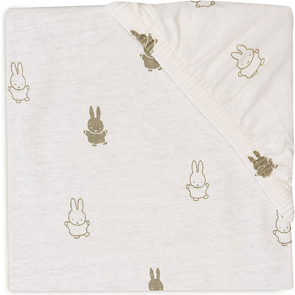 Hoe leuk is deze aankleedkussenhoes met Nijntje printje? Een schattige jersey hoes in de kleur crème met Nijntjes bedrukt in de kleur olijfgroen. Deze hoes past precies om het aankleedkussen met de afmeting van 50 x 70 cm. Een aankleedkussen is de meest praktische basic in de babyuitzet. De stof is zacht en rekbaar. Het elastiek in de randen zorgt ervoor dat de hoes goed om het kussen blijft zitten. Met deze print ziet het er ook nog eens mooi uit.