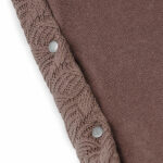 Deze mooie gebreide aankleedkussenhoes in de kleur Chestnut komt uit de collectie Spring Knit van Jollein. Een zachte hoes met prachtige randen van gebreide stof, gebreid in golfjespatroon. De hoes past precies om een standaard aankleedkussen. De stof is zacht en rekbaar en het dessin geeft een persoonlijk tintje of het maakt de inrichting van de babykamer helemaal af. De hoes sluit rondom waardoor het goed blijft zitten.  Zo kun jij in alle comfort jouw kleintje verzorgen op het aankleedkussen.