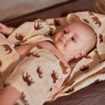 Deze mooie gebreide aankleedkussenhoes in de kleur Chestnut komt uit de collectie Spring Knit van Jollein. Een zachte hoes met prachtige randen van gebreide stof, gebreid in golfjespatroon. De hoes past precies om een standaard aankleedkussen. De stof is zacht en rekbaar en het dessin geeft een persoonlijk tintje of het maakt de inrichting van de babykamer helemaal af. De hoes sluit rondom waardoor het goed blijft zitten.  Zo kun jij in alle comfort jouw kleintje verzorgen op het aankleedkussen.