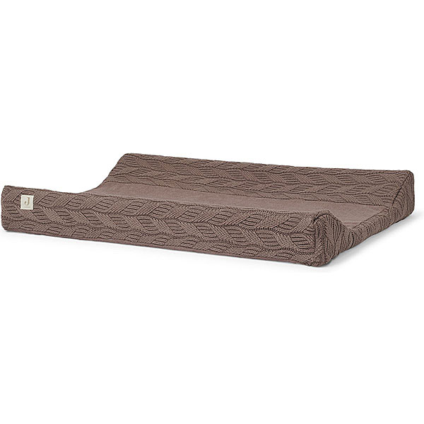 Deze mooie gebreide aankleedkussenhoes in de kleur Chestnut komt uit de collectie Spring Knit van Jollein. Een zachte hoes met prachtige randen van gebreide stof, gebreid in golfjespatroon. De hoes past precies om een standaard aankleedkussen. De stof is zacht en rekbaar en het dessin geeft een persoonlijk tintje of het maakt de inrichting van de babykamer helemaal af. De hoes sluit rondom waardoor het goed blijft zitten. Zo kun jij in alle comfort jouw kleintje verzorgen op het aankleedkussen.