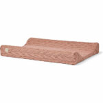 Deze mooie gebreide aankleedkussenhoes in de kleur Rosewood komt uit de collectie Spring Knit van Jollein. Een zachte hoes met prachtige randen van gebreide stof, gebreid in golfjespatroon. De hoes past precies om een standaard aankleedkussen. De stof is zacht en rekbaar en het dessin geeft een persoonlijk tintje of het maakt de inrichting van de babykamer helemaal af. De hoes sluit rondom waardoor het goed blijft zitten. Zo kun jij in alle comfort jouw kleintje verzorgen op het aankleedkussen.