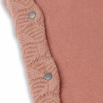 Deze mooie gebreide aankleedkussenhoes in de kleur Rosewood komt uit de collectie Spring Knit van Jollein. Een zachte hoes met prachtige randen van gebreide stof, gebreid in golfjespatroon. De hoes past precies om een standaard aankleedkussen. De stof is zacht en rekbaar en het dessin geeft een persoonlijk tintje of het maakt de inrichting van de babykamer helemaal af. De hoes sluit rondom waardoor het goed blijft zitten. Zo kun jij in alle comfort jouw kleintje verzorgen op het aankleedkussen.