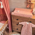 Deze mooie gebreide aankleedkussenhoes in de kleur Rosewood komt uit de collectie Spring Knit van Jollein. Een zachte hoes met prachtige randen van gebreide stof, gebreid in golfjespatroon. De hoes past precies om een standaard aankleedkussen. De stof is zacht en rekbaar en het dessin geeft een persoonlijk tintje of het maakt de inrichting van de babykamer helemaal af. De hoes sluit rondom waardoor het goed blijft zitten. Zo kun jij in alle comfort jouw kleintje verzorgen op het aankleedkussen.