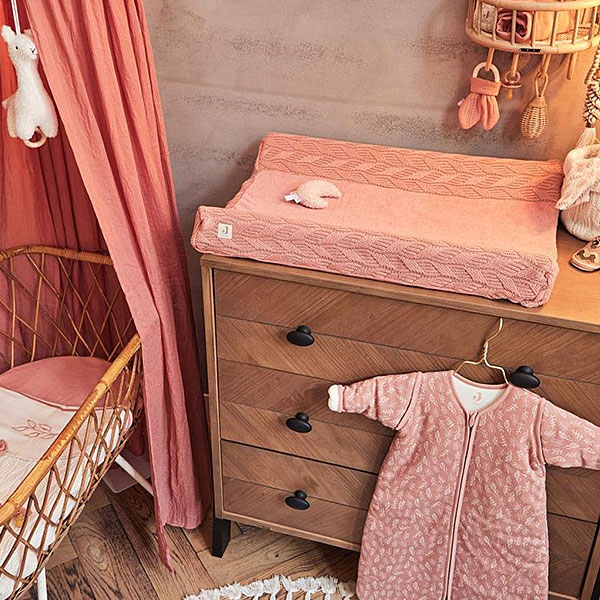 Deze mooie gebreide aankleedkussenhoes in de kleur Rosewood komt uit de collectie Spring Knit van Jollein. Een zachte hoes met prachtige randen van gebreide stof, gebreid in golfjespatroon. De hoes past precies om een standaard aankleedkussen. De stof is zacht en rekbaar en het dessin geeft een persoonlijk tintje of het maakt de inrichting van de babykamer helemaal af. De hoes sluit rondom waardoor het goed blijft zitten. Zo kun jij in alle comfort jouw kleintje verzorgen op het aankleedkussen.