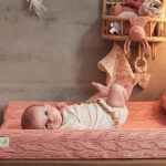 Deze mooie gebreide aankleedkussenhoes in de kleur Rosewood komt uit de collectie Spring Knit van Jollein. Een zachte hoes met prachtige randen van gebreide stof, gebreid in golfjespatroon. De hoes past precies om een standaard aankleedkussen. De stof is zacht en rekbaar en het dessin geeft een persoonlijk tintje of het maakt de inrichting van de babykamer helemaal af. De hoes sluit rondom waardoor het goed blijft zitten. Zo kun jij in alle comfort jouw kleintje verzorgen op het aankleedkussen.