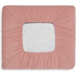 Jollein aankleedkussenhoes Spring Knit Rosewood van zacht katoen. Comfortabel en stijlvol voor dagelijks verschonen op aankleedkussens van 75 x 85 cm