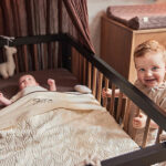 Hier vindt je de mooie bruine klamboe Vintage Chestnut van Jollein. Deze prachtige vintagelook klamboe maakt van het babybed een knusse slaapplek. En je zult zien: zodra je de klamboe hebt opgehangen is de babykamer af. Het geeft sfeer en geborgenheid. Met de bijpassende piekstok hang je een klamboe heel eenvoudig op zonder dat je gaten hoeft te boren in het plafond of in de muur.