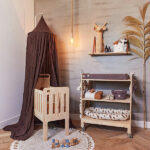 Hier vindt je de mooie bruine klamboe Vintage Chestnut van Jollein. Deze prachtige vintagelook klamboe maakt van het babybed een knusse slaapplek. En je zult zien: zodra je de klamboe hebt opgehangen is de babykamer af. Het geeft sfeer en geborgenheid. Met de bijpassende piekstok hang je een klamboe heel eenvoudig op zonder dat je gaten hoeft te boren in het plafond of in de muur.