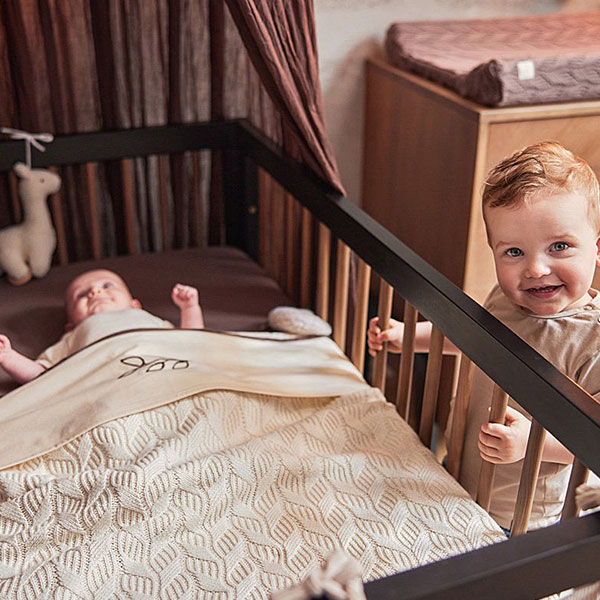 Hier vindt je de mooie bruine klamboe Vintage Chestnut van Jollein. Deze prachtige vintagelook klamboe maakt van het babybed een knusse slaapplek. En je zult zien: zodra je de klamboe hebt opgehangen is de babykamer af. Het geeft sfeer en geborgenheid. Met de bijpassende piekstok hang je een klamboe heel eenvoudig op zonder dat je gaten hoeft te boren in het plafond of in de muur.