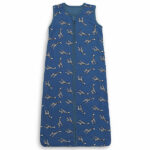 Dit stoere slaapzakje Giraffes heeft een overall print van giraffes op een donkerblauwe ondergrond en komt uit de collectie van Jollein. Door de lage TOG waarde is hij perfect voor gebruik in de zomer, of juist in de winter in combinatie met een dekentje. Een slaapzakje zorgt ervoor dat jouw kleintje lekkerder slaapt en ook gemakkelijker in slaap valt.