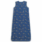Dit stoere slaapzakje Giraffes heeft een overall print van giraffes op een donkerblauwe ondergrond en komt uit de collectie van Jollein. Door de lage TOG waarde is hij perfect voor gebruik in de zomer, of juist in de winter in combinatie met een dekentje. Een slaapzakje zorgt ervoor dat jouw kleintje lekkerder slaapt en ook gemakkelijker in slaap valt.