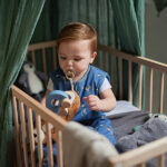 Dit stoere slaapzakje Giraffes heeft een overall print van giraffes op een donkerblauwe ondergrond en komt uit de collectie van Jollein. Door de lage TOG waarde is hij perfect voor gebruik in de zomer, of juist in de winter in combinatie met een dekentje. Een slaapzakje zorgt ervoor dat jouw kleintje lekkerder slaapt en ook gemakkelijker in slaap valt.