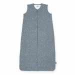 Deze leuke neutrale slaapzak Spickle in de kleur grijs van Jollein is ideaal voor jouw kleintje! Dit slaapzakje heeft een grijze ondergrond met daarop een leuk patroon van witte stippen. Door de lage TOG waarde is hij perfect voor gebruik in de zomer, of juist in de winter in combinatie met een dekentje.