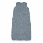 Deze leuke neutrale slaapzak Spickle in de kleur grijs van Jollein is ideaal voor jouw kleintje! Dit slaapzakje heeft een grijze ondergrond met daarop een leuk patroon van witte stippen. Door de lage TOG waarde is hij perfect voor gebruik in de zomer, of juist in de winter in combinatie met een dekentje.