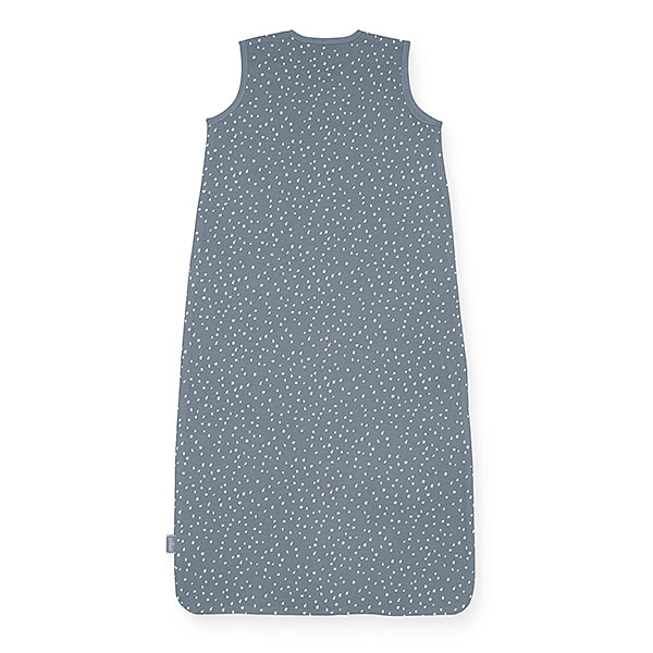 Deze leuke neutrale slaapzak Spickle in de kleur grijs van Jollein is ideaal voor jouw kleintje! Dit slaapzakje heeft een grijze ondergrond met daarop een leuk patroon van witte stippen. Door de lage TOG waarde is hij perfect voor gebruik in de zomer, of juist in de winter in combinatie met een dekentje.