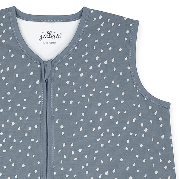 Deze leuke neutrale slaapzak Spickle in de kleur grijs van Jollein is ideaal voor jouw kleintje! Dit slaapzakje heeft een grijze ondergrond met daarop een leuk patroon van witte stippen. Door de lage TOG waarde is hij perfect voor gebruik in de zomer, of juist in de winter in combinatie met een dekentje.