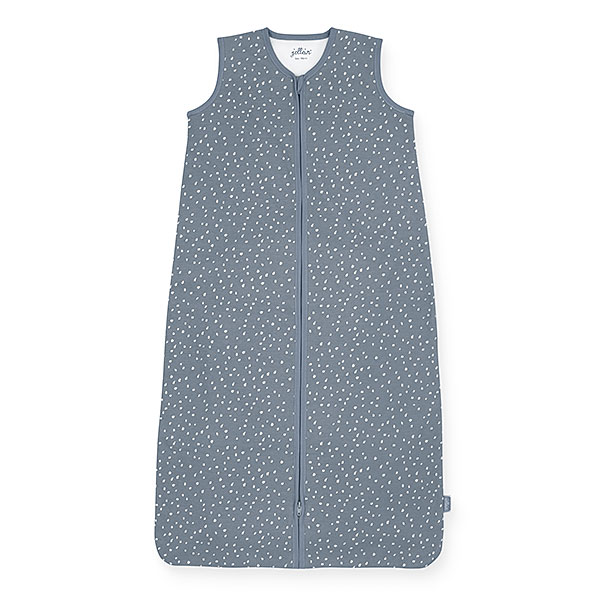 Deze leuke neutrale slaapzak Spickle in de kleur grijs van Jollein is ideaal voor jouw kleintje! Dit slaapzakje heeft een grijze ondergrond met daarop een leuk patroon van witte stippen. Door de lage TOG waarde is hij perfect voor gebruik in de zomer, of juist in de winter in combinatie met een dekentje.
