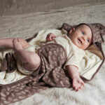 Een heerlijke zachte badcape uit de collectie Meadow Chestnut van Jollein. Deze badcape heeft een beige binnenkant en de buitenkant heeft een bruine ondergrond met beige takjes. Met deze badcape kan jij je kleintje heerlijk afdrogen na het badderen. Hij neemt gemakkelijk vocht op en is lief voor het huidje van jouw baby. Deze cape is ook ideaal voor bij het babyzwemmen.
