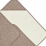 Een heerlijke zachte badcape uit de collectie Meadow Chestnut van Jollein. Deze badcape heeft een beige binnenkant en de buitenkant heeft een bruine ondergrond met beige takjes. Met deze badcape kan jij je kleintje heerlijk afdrogen na het badderen. Hij neemt gemakkelijk vocht op en is lief voor het huidje van jouw baby. Deze cape is ook ideaal voor bij het babyzwemmen.