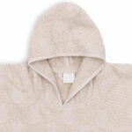 Kun jij deze superzachte beige badponcho met Nijntje patroon weerstaan? Deze fijne poncho van badstof is een echte must have voor kleintjes van 1 t/m 4 jaar. De poncho komt uit de collectie Nijntje Miffy Terry Jaquard Nougatn. De poncho is gemaakt van hoogwaardige badstof, zodat je kleintje na het zwemmen of badderen snel weer droog is. Neem hem mee naar het zwembad, naar het strand of gebruik hem thuis na het badderen.