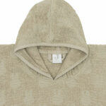 Kun jij deze superzachte olijfgroene badponcho met Nijntje patroon weerstaan? Deze fijne poncho van badstof is een echte must have voor kleintjes van 1 t/m 4 jaar. De poncho komt uit de collectie Nijntje Miffy Terry Jaquard Olive Green. De poncho is gemaakt van hoogwaardige badstof, zodat je kleintje na het zwemmen of badderen snel weer droog is. Neem hem mee naar het zwembad, naar het strand of gebruik hem thuis na het badderen.