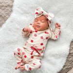 Hier vindt je de rompertje lange mouw Bella Frambozen van May Mays. Deze zachte roze romper met lange mouw heeft een over all bedrukking van verschillende frambozen. Op de schouders zit een ruffle rand. Op de achterzijde en tussen de beentjes zitten drukkertjes. Met deze romper zal jouw kleintje de show stelen.