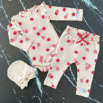 Hier vindt je de rompertje lange mouw Bella Frambozen van May Mays. Deze zachte roze romper met lange mouw heeft een over all bedrukking van verschillende frambozen. Op de schouders zit een ruffle rand. Op de achterzijde en tussen de beentjes zitten drukkertjes. Met deze romper zal jouw kleintje de show stelen.