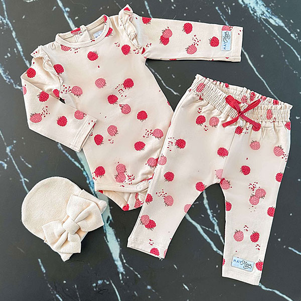 Hier vindt je de rompertje lange mouw Bella Frambozen van May Mays. Deze zachte roze romper met lange mouw heeft een over all bedrukking van verschillende frambozen. Op de schouders zit een ruffle rand. Op de achterzijde en tussen de beentjes zitten drukkertjes. Met deze romper zal jouw kleintje de show stelen.