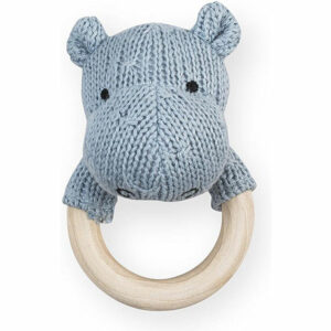 Een leuke blauwe rammelaar in de vorm van een nijlpaard met bijtring. Deze bijtring komt uit de Soft Knit collectie van Jollein. De houten ring is gemaakt van beukenhout. Shake, chew and cuddle me! Ik ben lekker zacht en maak een leuk geluidje als je met mij speelt. Leuk als cadeautje en ook te shoppen in twee andere kleurtjes.