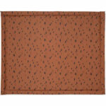 Dit mooie boxdek in de kleur bruin met zwarte stippen komt uit de collectie van Jollein. Deze boxdek is fijn om te gebruiken in de box zodat jouw kleintje nóg comfortabeler kan spelen. Ook kun je het boxdek perfect gebruiken in combinatie met het bijpassende boxkleed in dezelfde print. Een boxdek heeft als voordeel dat hij makkelijk kan worden afgenomen met een vochtige doek als er een ongelukje gebeurd is. Naast het gebruik in de box is het boxdek ook ideaal voor gebruik als speelkleed op de vloer of in de tuin.