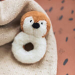 Dit mooie boxdek in de kleur bruin met zwarte stippen komt uit de collectie van Jollein. Deze boxdek is fijn om te gebruiken in de box zodat jouw kleintje nóg comfortabeler kan spelen. Ook kun je het boxdek perfect gebruiken in combinatie met het bijpassende boxkleed in dezelfde print. Een boxdek heeft als voordeel dat hij makkelijk kan worden afgenomen met een vochtige doek als er een ongelukje gebeurd is. Naast het gebruik in de box is het boxdek ook ideaal voor gebruik als speelkleed op de vloer of in de tuin.