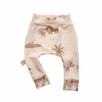 Dit mooie broekje Jungle van Little Adventure heeft een elastische broeksband. Het broekje Jungle heeft een crèmekleurige ondergrond met daarop een print van diverse jungle dieren in het bruin. De broeksband en boordjes van het broekje zijn gemaakt van dezelfde stof. Leuk te combineren met het bijpassende shirtje of een effen shirt.