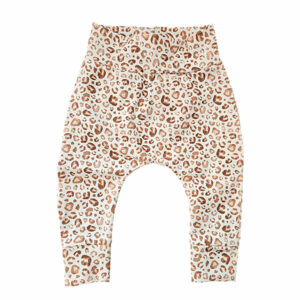 Dit mooie broekje Leopard Beige van Little Adventure heeft een elastische broeksband. Het broekje Leopard Beige heeft een crèmekleurige ondergrond met daarop een luipaardenprint in beige tinten. De broeksband en boordjes van het broekje zijn gemaakt van dezelfde stof.