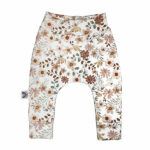 Dit mooie broekje Bloemen Perzik van Little Adventure heeft een elastische broeksband. Het broekje Bloemen Perzik heeft een off white ondergrond met daarop een leuke bedrukking van perzikkleurige bloemen en takjes met bladeren. De broeksband en boordjes van het broekje zijn gemaakt van dezelfde stof. 