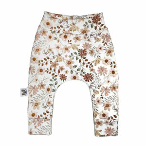 Dit mooie broekje Bloemen Perzik van Little Adventure heeft een elastische broeksband. Het broekje Bloemen Perzik heeft een off white ondergrond met daarop een leuke bedrukking van perzikkleurige bloemen en takjes met bladeren. De broeksband en boordjes van het broekje zijn gemaakt van dezelfde stof.