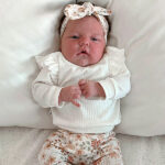 Dit mooie broekje Bloemen Perzik van Little Adventure heeft een elastische broeksband. Het broekje Bloemen Perzik heeft een off white ondergrond met daarop een leuke bedrukking van perzikkleurige bloemen en takjes met bladeren. De broeksband en boordjes van het broekje zijn gemaakt van dezelfde stof.Â