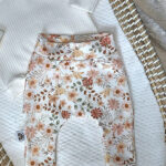 Dit mooie broekje Bloemen Perzik van Little Adventure heeft een elastische broeksband. Het broekje Bloemen Perzik heeft een off white ondergrond met daarop een leuke bedrukking van perzikkleurige bloemen en takjes met bladeren. De broeksband en boordjes van het broekje zijn gemaakt van dezelfde stof.Â