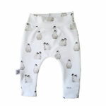 Dit mooie broekje Pinguïn van Little Adventure heeft een elastische broeksband. Het broekje Pinguïn heeft een gebroken witte ondergrond met daarop een print van pinguïns in het grijs/zwart. De broeksband en boordjes van het broekje zijn gemaakt van dezelfde stof. Leuk te combineren met een effen shirt.