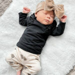 Hier vindt je de broekje Teddy Beertjes van May Mays. Dit mooie beige broekje heeft een leuke print van teddybeertjes hoofdjes. De broeksbank is voorzien van een koordje. De stof van de broekband en boordje zijn gemaakt van dezelfde stof als het broekje. Dit broekje is geschikt voor zwel jongens als meisjes. 