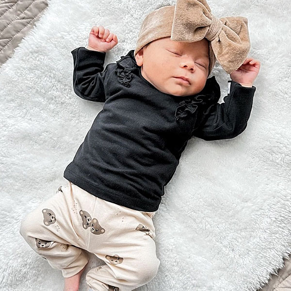 Hier vindt je de broekje Teddy Beertjes van May Mays. Dit mooie beige broekje heeft een leuke print van teddybeertjes hoofdjes. De broeksbank is voorzien van een koordje. De stof van de broekband en boordje zijn gemaakt van dezelfde stof als het broekje. Dit broekje is geschikt voor zwel jongens als meisjes.