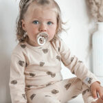 Hier vindt je de broekje Teddy Beertjes van May Mays. Dit mooie beige broekje heeft een leuke print van teddybeertjes hoofdjes. De broeksbank is voorzien van een koordje. De stof van de broekband en boordje zijn gemaakt van dezelfde stof als het broekje. Dit broekje is geschikt voor zwel jongens als meisjes.