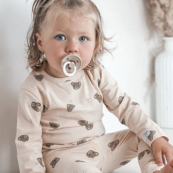 Hier vindt je de broekje Teddy Beertjes van May Mays. Dit mooie beige broekje heeft een leuke print van teddybeertjes hoofdjes. De broeksbank is voorzien van een koordje. De stof van de broekband en boordje zijn gemaakt van dezelfde stof als het broekje. Dit broekje is geschikt voor zwel jongens als meisjes.