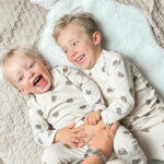 Hier vindt je de broekje Teddy Beertjes van May Mays. Dit mooie beige broekje heeft een leuke print van teddybeertjes hoofdjes. De broeksbank is voorzien van een koordje. De stof van de broekband en boordje zijn gemaakt van dezelfde stof als het broekje. Dit broekje is geschikt voor zwel jongens als meisjes.