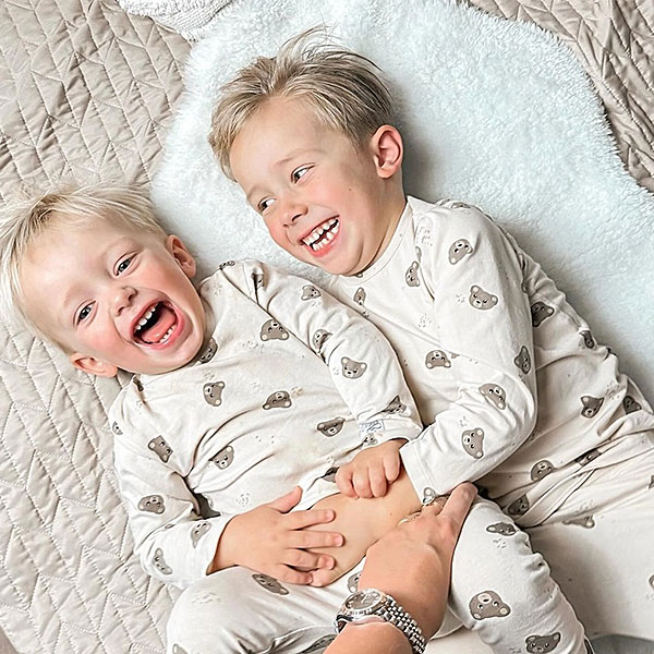 Hier vindt je de broekje Teddy Beertjes van May Mays. Dit mooie beige broekje heeft een leuke print van teddybeertjes hoofdjes. De broeksbank is voorzien van een koordje. De stof van de broekband en boordje zijn gemaakt van dezelfde stof als het broekje. Dit broekje is geschikt voor zwel jongens als meisjes.