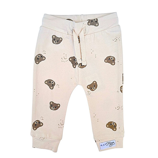 Hier vindt je de broekje Teddy Beertjes van May Mays. Dit mooie beige broekje heeft een leuke print van teddybeertjes hoofdjes. De broeksbank is voorzien van een koordje. De stof van de broekband en boordje zijn gemaakt van dezelfde stof als het broekje. Dit broekje is geschikt voor zwel jongens als meisjes.