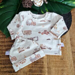 Deze leuke crèmekleurige knoopmuts met werkvoertuigen komt uit de collectie van ByTasha Exclusive. Het mutsje heeft een crèmekleurige ondergrond met daarop in zachte tinten grijs en bruik prints van tractoren, vrachtwagens en andere voertuigen. De knoopmuts is gemaakt van warmere french terry stof. Draagt prettig, valt ruim. De knoop kan je zelf verstellen.