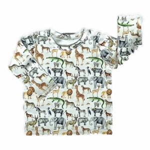 Deze leuke crèmekleurige shirt met lange mouwen komt uit de collectie van ByTasha Exclusive. Het shirtje heeft een een crèmekleurige ondergrond met daarop een bonte print van diverse jungle dieren zoals buffel, giraffe, luipaard, nijlpaard & olifant. De print is een digitale print. Het shirtje heeft een elastische hals en gezoomde boordjes.